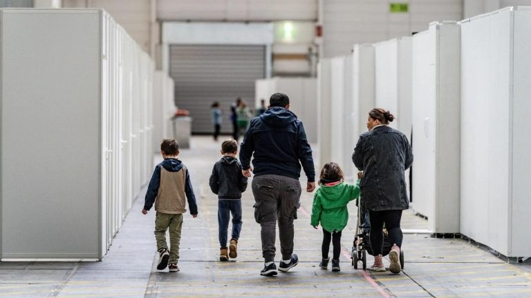 Familiennachzug und Einbürgerung: Neue Regeln von Bundeskanzler Merz angekündigt Familiennachzug und Einbürgerung: Neue Regeln von Bundeskanzler Merz angekündigt