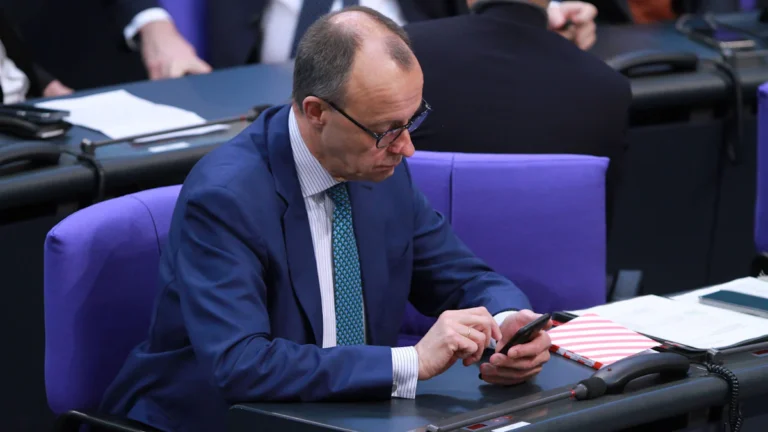 Social Media Altersgrenze: Merz für Jugendschutz, Söder skeptisch