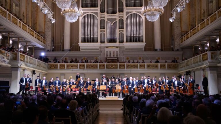 Konzertsaal Farben beeinflussen Musik: Neue Studie enthüllt Effekte